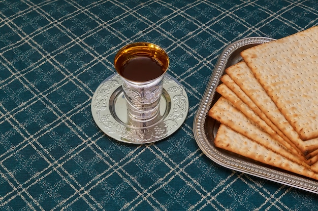 Pesach Stilleven met wijn en matzoh joods paasbrood