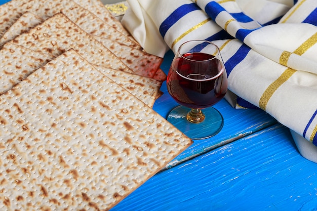 Pesach Stilleven met wijn en matzoh joods paasbrood