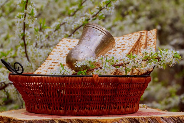 Photo pesach stilllife with wine and matzoh jewish passover bread