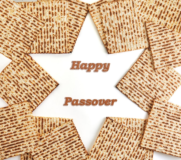 Pesach viering concept Joodse feestdag Pesach Gevouwen matzah in de vorm van Davidster geïsoleerd op witte achtergrond Kopieer ruimte voor tekst Plat leggen