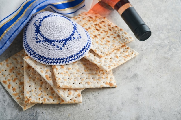 Pesach viering concept Matzah rood koosjer en walnoot Traditioneel ritueel Joods brood matzah kippah en tallit op oude betonnen achtergrond Pesach voedsel Pesach Joodse feestdag