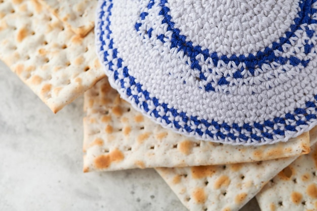 Pesach viering concept Matzah rood koosjer en walnoot Traditioneel ritueel Joods brood matzah kippah en tallit op oude betonnen achtergrond Pesach voedsel Pesach Joodse feestdag