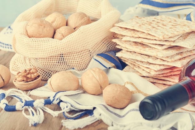 Pesach viering concept Matzah rood koosjer en walnoot Traditioneel ritueel Joods brood matzah kippah en tallit op oude houten achtergrond Pesach voedsel Pesach Joodse feestdag Getinte afbeelding