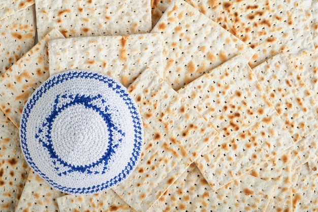 Pesach viering concept Witte Keppel met ster van David op Matzah textuur achtergrond Pesach voedsel Pesach Joodse feestdag Traditioneel ritueel Joods brood Pascha voedsel Bovenaanzicht Mock up