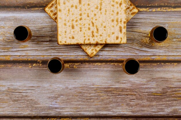 Pesachwijn en matzoh joods vakantiebrood op houten raad