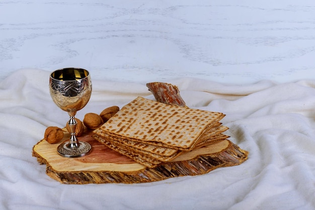 ペサのお祝いのコンセプト ユダヤ人のマッツァパンとワインの過ぎ越しの休日のコンセプト