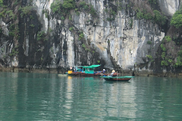 Photo pescadores en la baha de halong en vietnam