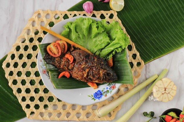 Pesmol Vis Met Goudvis. Voeg gebakken vis toe aan de pan. Pesmol Typisch visrecept uit West-Java, Indonesië, met zoetzure en pittige smaak