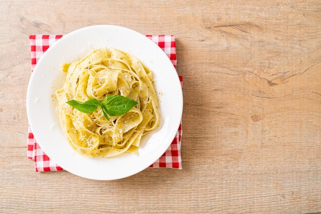 写真 ペスト・フェトゥチーネ・パスタとパルメザンチーズ - イタリア料理のスタイル