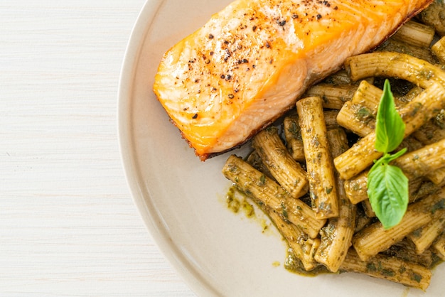 pesto quadrotto penne pasta met gegrilde zalmfilet steak