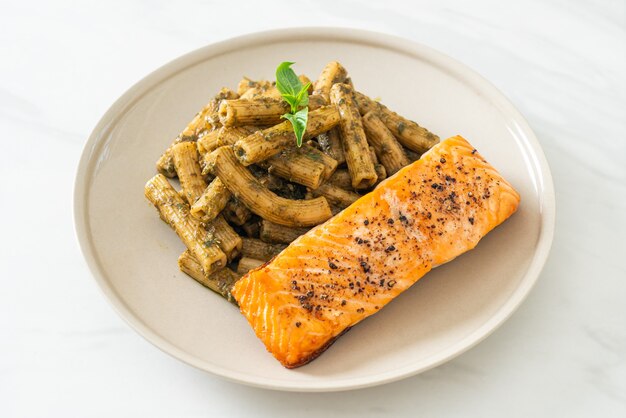 pesto quadrotto penne pasta met gegrilde zalmfilet steak