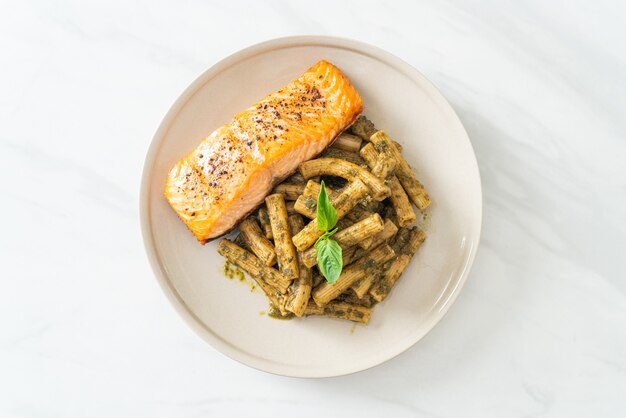 pesto quadrotto penne pasta met gegrilde zalmfilet steak