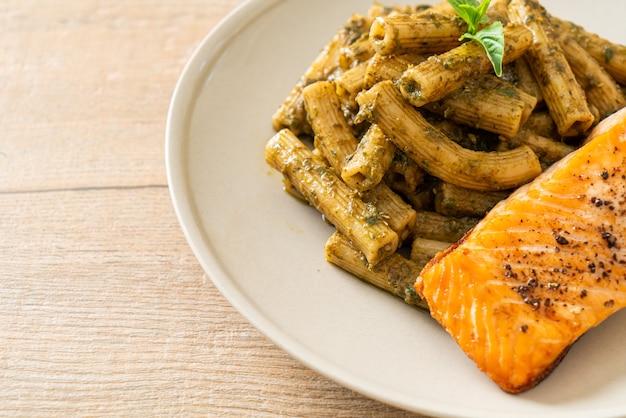 pesto quadrotto penne pasta met gegrilde zalmfilet steak