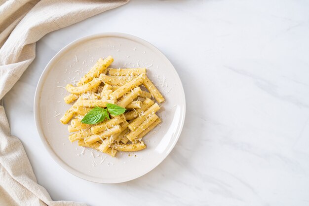 Pesto rigatoni pasta met parmezaanse kaas - italiaans eten en vegetarische eetstijl