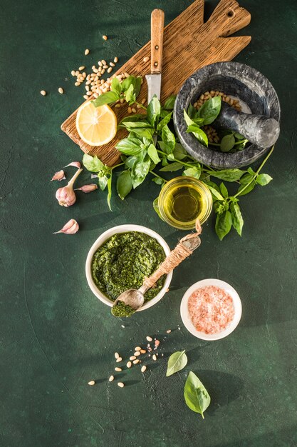 Salsa al pesto in ciotolaricetta tradizionale del pesto italiano per fare le fettuccine alla pasta bruschetta