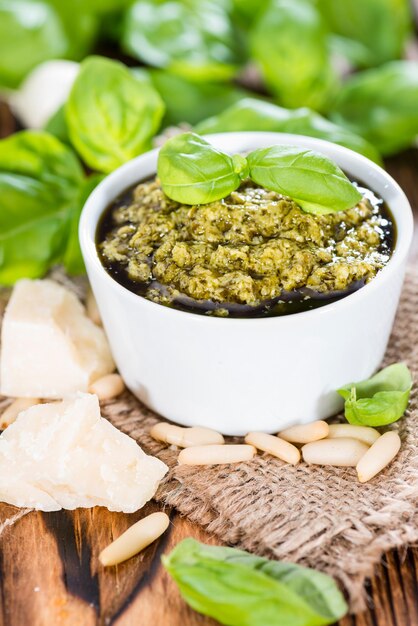 Foto salsa al pesto in una piccola ciotola