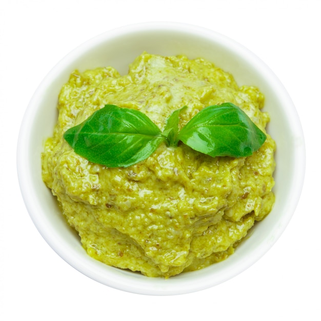 Foto pesto con basilico sul tavolo bianco