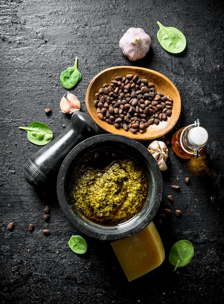 Foto pesto con pinoli all'olio d'oliva e parmigiano