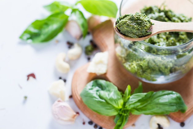 Pesto saus en ingrediënten