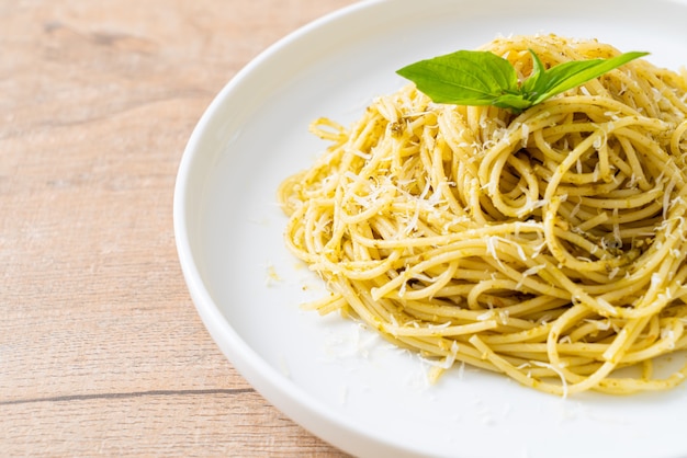 pesto spaghetti pasta - vegetarisch eten en Italiaanse eetstijl