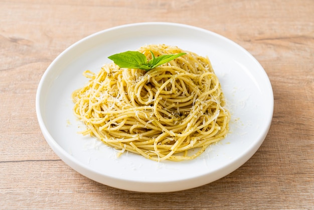 pesto spaghetti pasta - vegetarisch eten en Italiaanse eetstijl