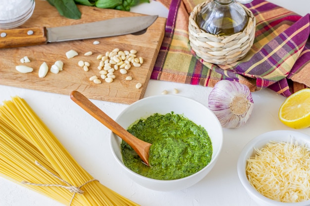 Pestosaus en ingrediënten. Italiaanse keuken. Vegetarisch eten. Het dieet.