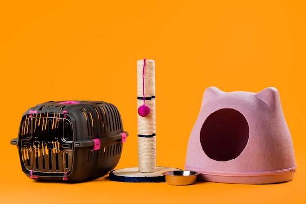 Photo pet acceesories set for cats: house, scratching post and bowl