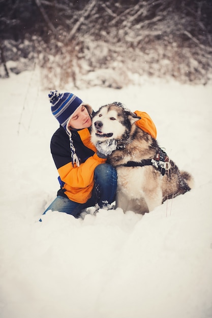 ペットの犬と飼い主の男