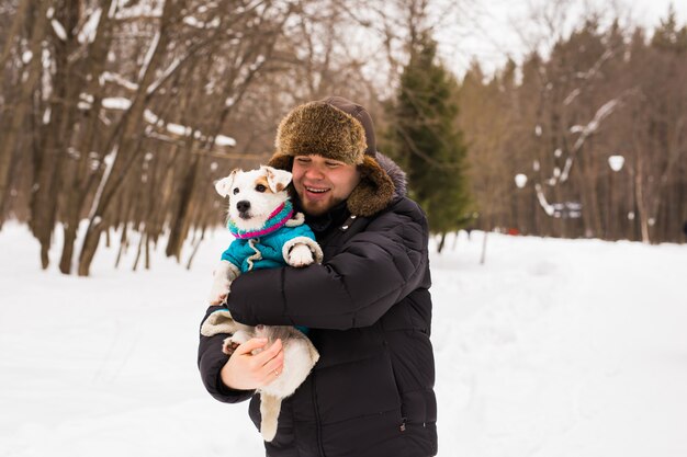 ペットの飼い主、犬、そして人々のコンセプト