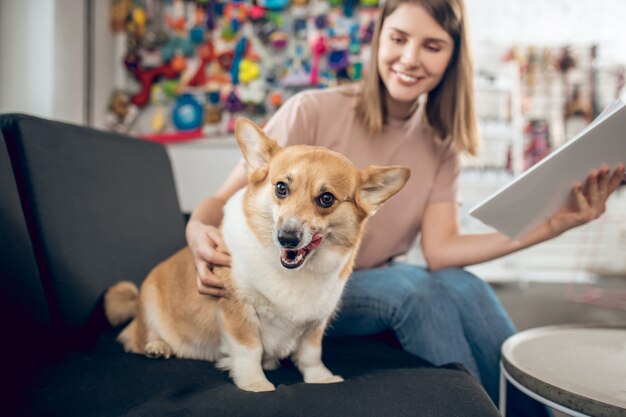 ペットショップ。ペットショップで隣に犬を連れたかわいい少女