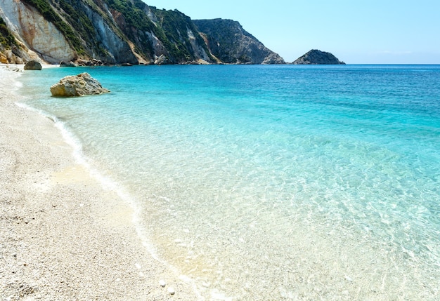 Vista estiva della spiaggia di petani (cefalonia, grecia)