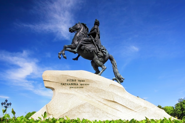 Peter I-monument tegen blauwe hemel. Sint-petersburg, Rusland