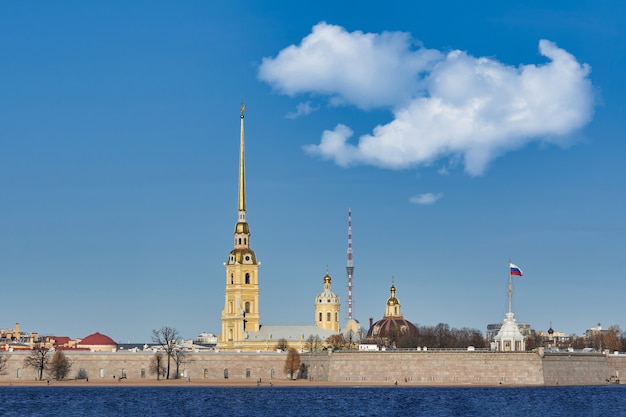 ネヴァ川のピーターとポールの要塞。ロシア、青い空を背景にしたサンクトペテルブルクの街並み