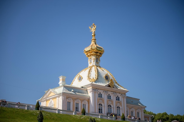 Peterhof Palace en Park Ensemble juli 2022 De torenspits van het paleis bij helder zonnig weer