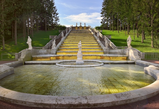 Peterhof Sint-Petersburg Nizhny Park Gouden glijbaan watercascade