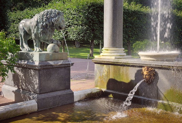 Peterhof Sint-Petersburg Nizhny Park Sculptuur van een leeuw in de compositie van het paviljoen