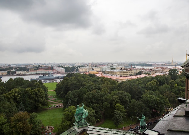 Petersburg panorama met historische gebouwen architectuur straten en grachten