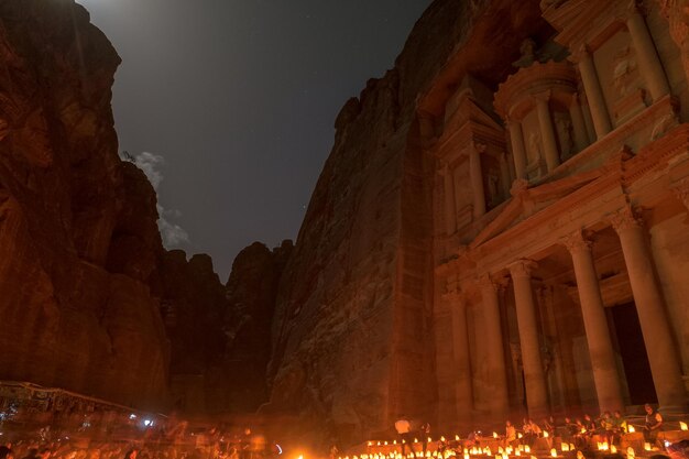 AlKhazneh 또는 재무부의 Petra Wadi Musa Jordan에서의 밤 페트라