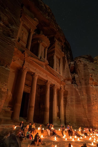 Petra di notte ad alkhazneh o al tesoro petra wadi musa giordania