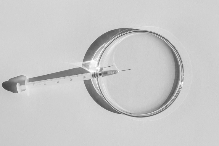 Photo petri dishes small syringe on a white background