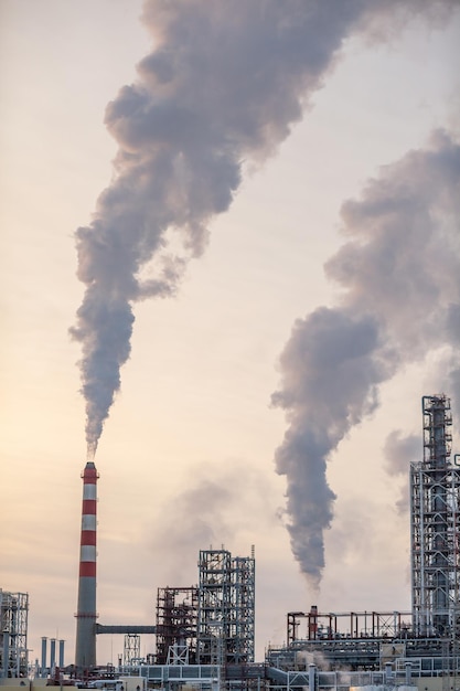 重工業の石油化学工業工場、煙汚染を伴う電力精製所の生産。工場の煙突から濃い煙が出ています。煙のスモッグの排出悪い生態航空写真