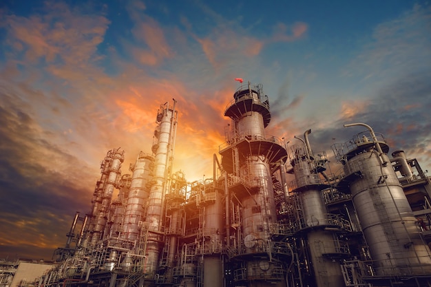 Photo petrochemical industrial plant on sunset sky background