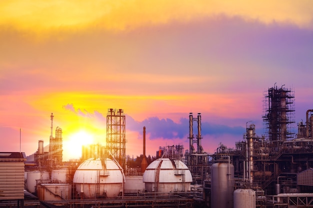 Foto impianto industriale petrolchimico sullo sfondo del cielo al tramonto