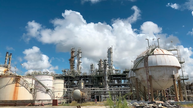 Photo petrochemical industrial plant and white cloudy