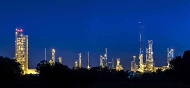 Petrochemische en petroleumfabrieken met raffinagestapel en tankfarm