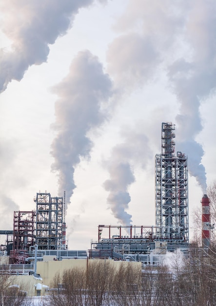 Petrochemische industriële fabriek van zware industrie, productie van energieraffinaderijen met rookvervuiling. dikke rook komt uit de schoorsteen van de fabriek. rook smog emissies slechte ecologie luchtfotografie