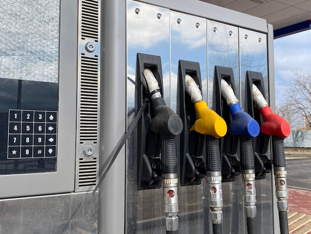 Rifornimento di auto a benzina apertura di una nuova pompa del carburante di una stazione di servizio primo piano distributore di benzina carburante colorato e...