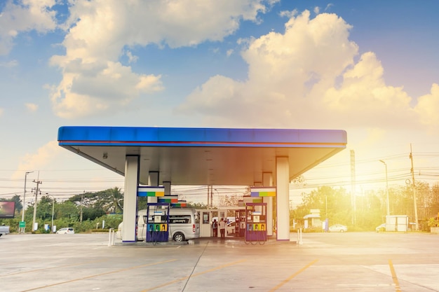 Stazione di rifornimento di benzina con nuvole e cielo blu