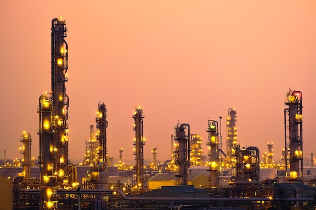 Foto impianto industriale di petrolio e torre di distillazione sul tramonto