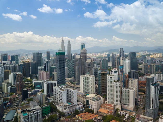 Foto petronas torens te midden van het stadsbeeld tegen de lucht